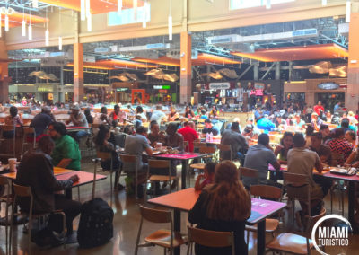 El patio de comidas siempre lleno en Dolphin Mall