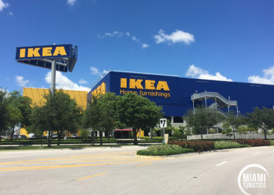 Ikea, cruzando el parking de Dolphin Mall