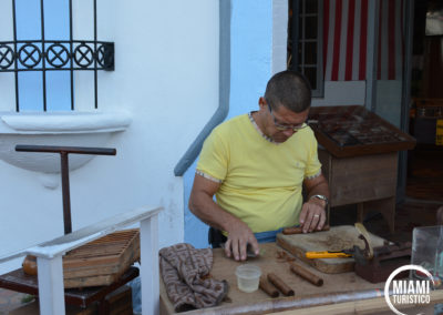 Un artesano haciendo cigarros cubanos