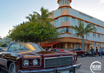 Es común ver autos antiguos estacionados en Ocean Drive