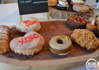 Variedad de donas en The Salty Donut